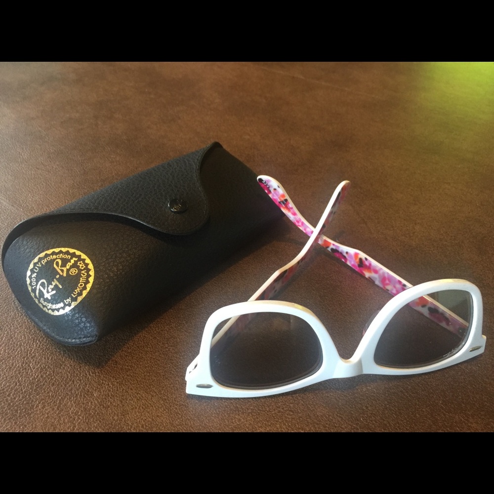 Rayban wayfarer sunnies!